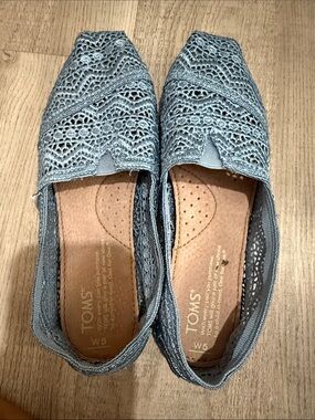 TOMS Women's Light Blue Crochet Slip-On Flats